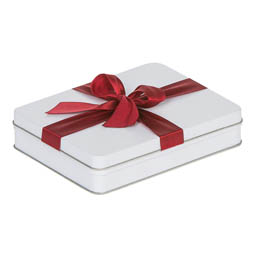 Pralinenschachteln: kleine Pralinenschachtel aus Blech; rechteckige Stülpdeckeldose aus Weißblech. Weiß, mit aufgedrucktem rotem Geschenkband.