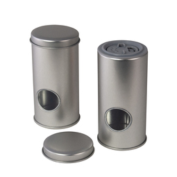 Leere Dosen: Dose für Gewürze; runde Stülpdeckeldose aus Weißblech, mit Sichtfenster im Rumpf und Streueinsatz aus Kunststoff.