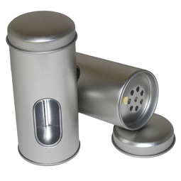 Salzdosen: Streudose; runde Stülpdeckeldose aus Weißblech, mit Sichtfenster und 8-Loch Streueinsatz aus Metall.