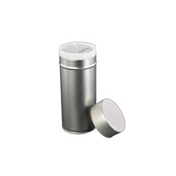 Wurstdosen: runde Stülpdeckeldose aus Weißblech für Gewürze, mit Streueinsatz aus Kunststoff.