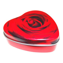 Gutscheinverpackungen: kleine Dose in Herzform, rot, mit Rosenmotiv; herzförmige Stülpdeckeldose, aus Weißblech.