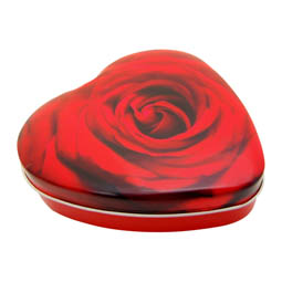 Süßigkeitendosen: mittelgroße Dose in Herzform; herzförmige Stülpdeckeldose, rot, mit Rosenmotiv; aus Weißblech.