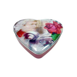 Pralinenschachteln: große  Dose in Herzform; herzförmige Stülpdeckeldose, Motiv klassische Musik mit Rose, aus Weißblech.