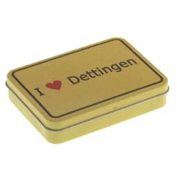 Themes: I love Dettingen; rechteckige Scharnierdeckeldose, gelb, bedruckt im Ortsschild-Design, aus Weißblech.