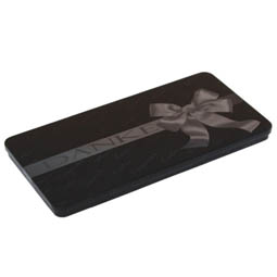 Pralinenschachteln: Chocolate Box Danke, schwarz; Scharnierdeckeldose, schwarz, bedruckt mit Geschenkband-Motiv, aus Weißblech.