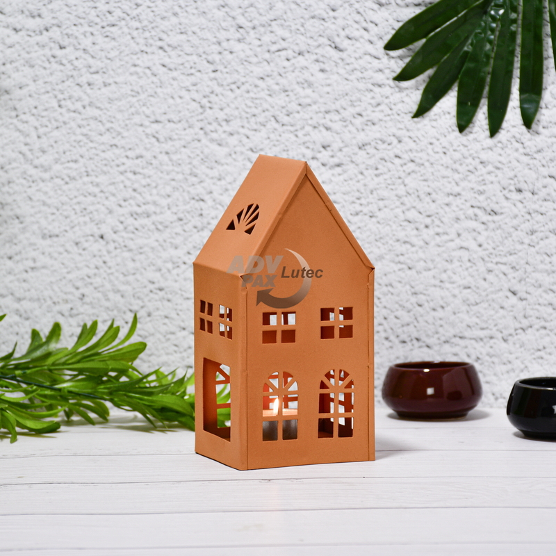 Windlichthaus mit ausgestanztem Motiv