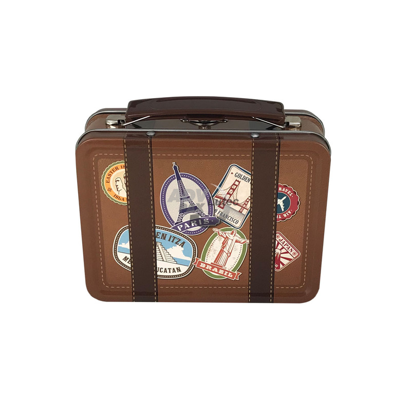 Brotdose, Sch7uldose in Form eines Reisekoffers mit Aufkleber-Motiven. Ansicht geschlossen stehend, gut sichtbare Aufkleber und Kofferband