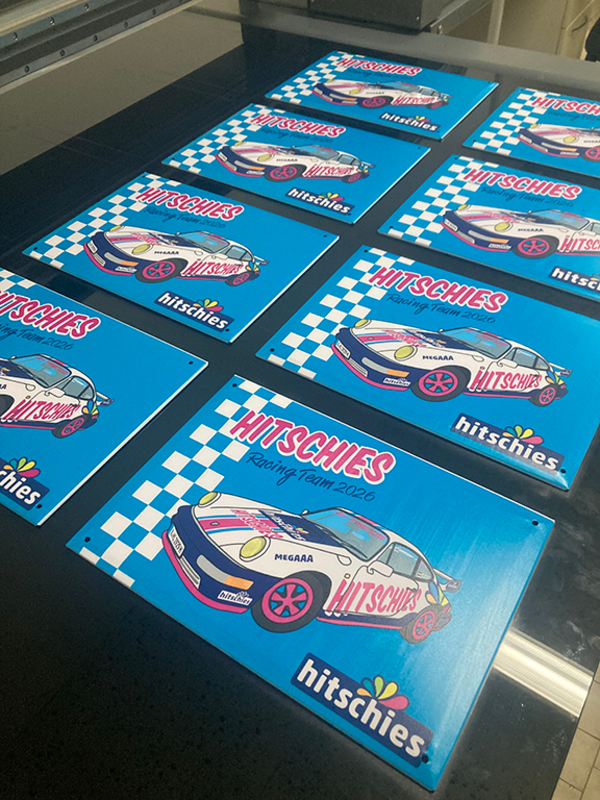 Hitschies Blechschilder „Racing Team 2026“ – hochwertiger Digitaldruck auf elektrolytischem Weißblech