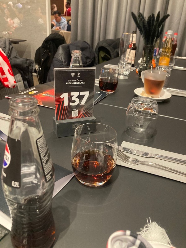 ADV PAX Lutec Team am Tisch im Business Center während des Europa-League-Spiels VfB Stuttgart vs. Young Boys Bern am 29. Januar 2026 in Stuttgart