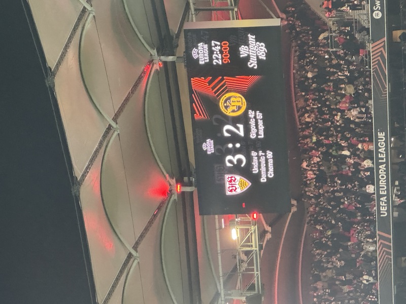 Europa-League Spiel VfB Stuttgart vs. Young Boys Bern 3:2, Ergebnis auf Stadion-Leinwand, ADV PAX Lutec Teamabend