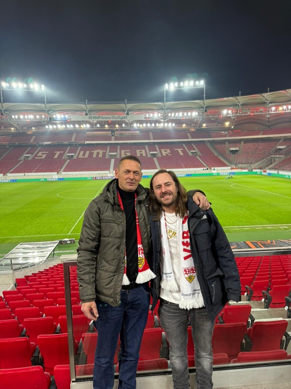 Zwei Mitarbeiter von ADV PAX Lutec nach dem Europa-League-Spiel VfB Stuttgart vs. Young Boys Bern am 29. Januar 2026 in der MHPArena Stuttgart