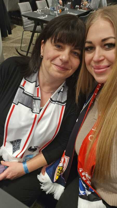 Zwei Mitarbeiterinnen von ADV PAX Lutec verfolgen das Europa-League-Spiel VfB Stuttgart vs. Young Boys Bern am 29. Januar 2026 in der MHPArena Stuttgart