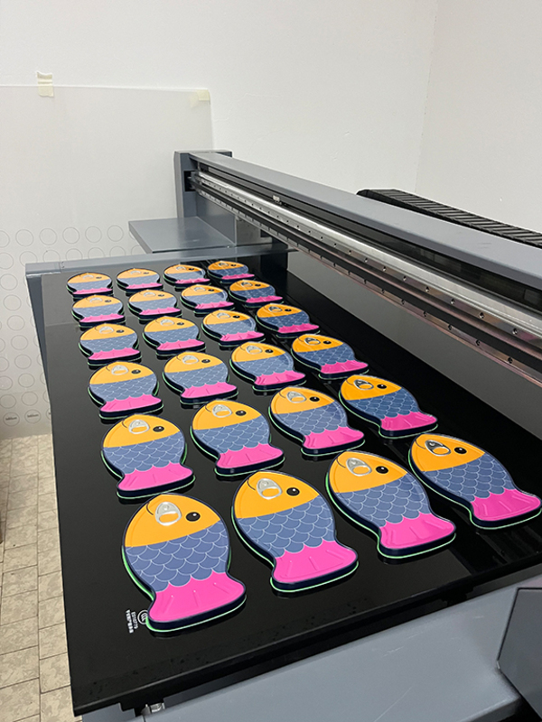 Digitaldruckmaschine bei ADV PAX Lutec, bereit zur Personalisierung der Fish Tin – Sonderform-Fischdose aus Weißblech vor dem Bedrucken.