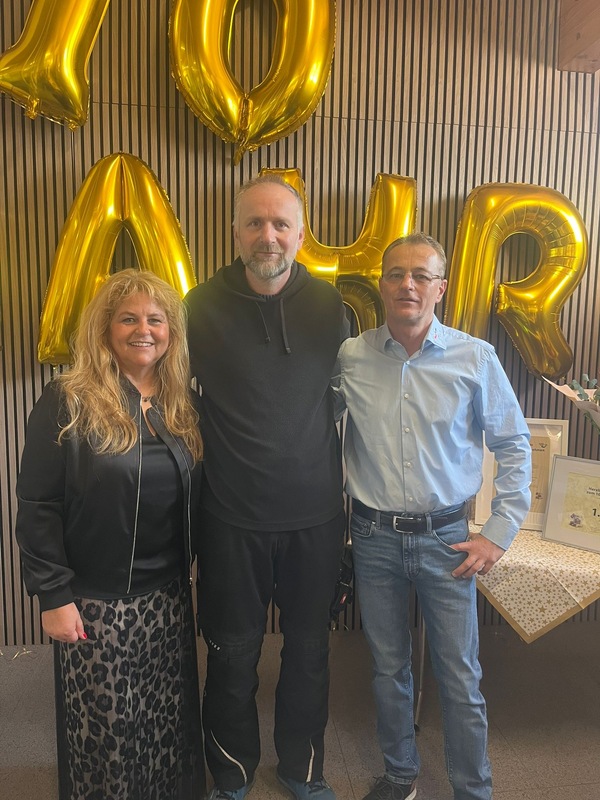 Team von ADV PAX Lutec feiert gemeinsam ein 10-jähriges Mitarbeiterjubiläum, Spezialist für Weißblechdosen und Metallverpackungen