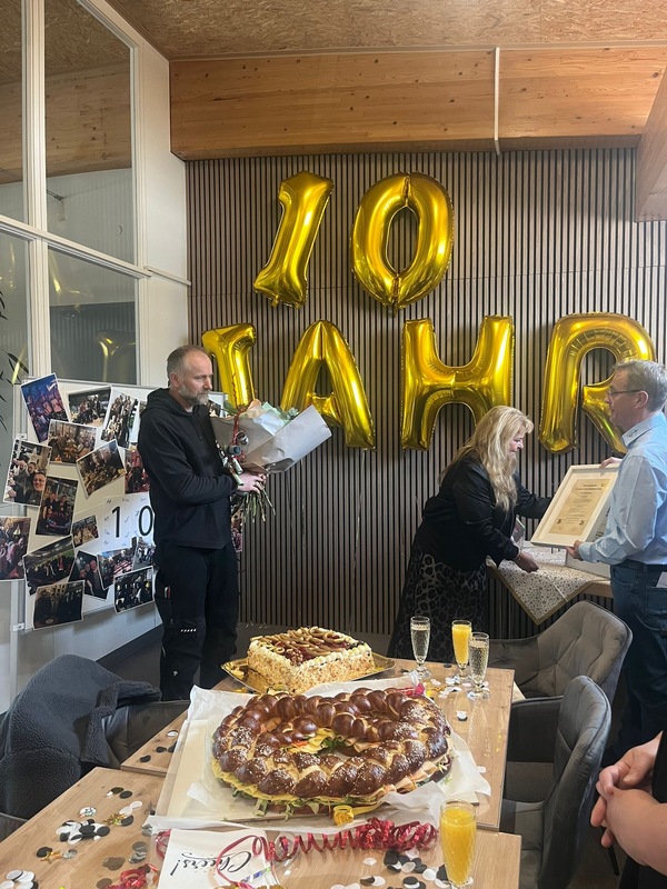 Übergabe der Ehrenurkunde zum 10-jährigen Mitarbeiterjubiläum bei ADV PAX Lutec