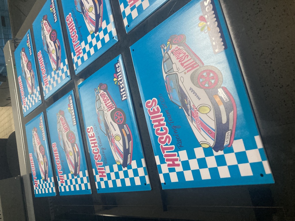 Hitschies Blechschilder „Racing Team 2026“ – hochwertiger Digitaldruck auf elektrolytischem Weißblech