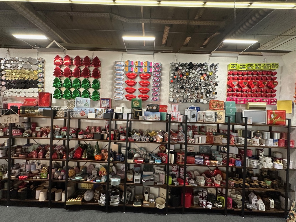 ADV PAX Lutec Messestand christmasworld 2026 Frankfurt, B2B Verpackungslösungen, Weißblechdosen, Sonderformen, Regalaufbau mit Themen