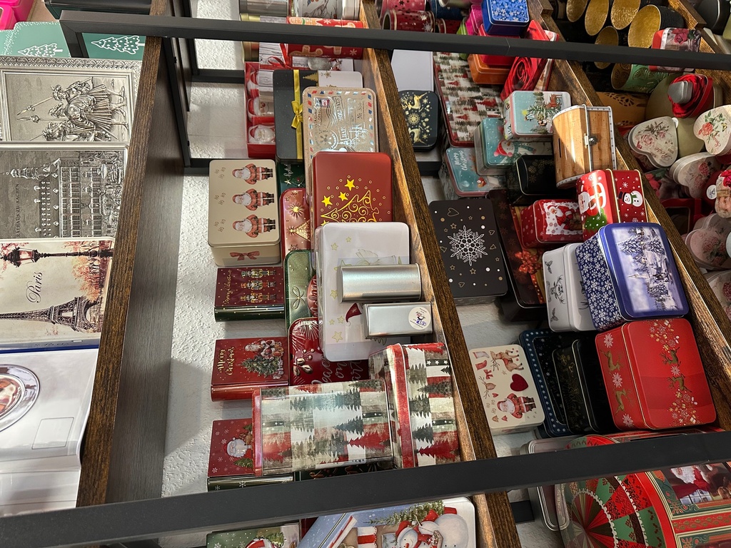 ADV PAX Lutec Messestand christmasworld 2026 Frankfurt, B2B Verpackungslösungen, Weißblechdosen, Sonderformen, Regal Close-up