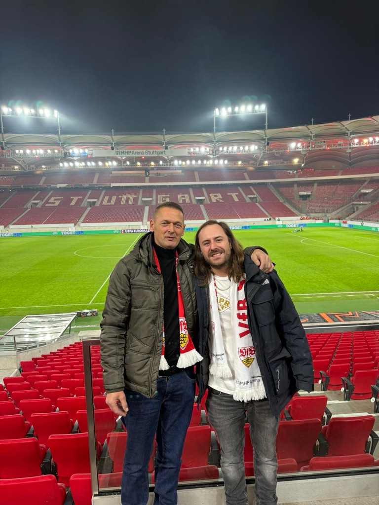 Zwei Mitarbeiter von ADV PAX Lutec nach dem Europa-League-Spiel VfB Stuttgart vs. Young Boys Bern am 29. Januar 2026 in der MHPArena Stuttgart