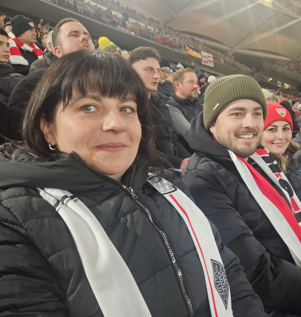 ADV PAX Lutec Team beim Europa-League-Spiel Stuttgart 2026, Mitarbeiter auf Tribüne, Weißblechdosen Spezialist