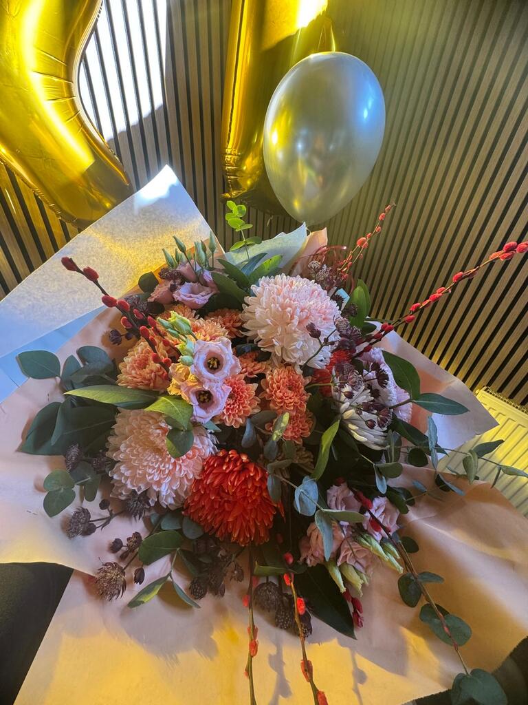 Blumenstrauß als Geschenk für den Mitarbeiter zum 10-jährigen Jubiläum bei ADV PAX Lutec GmbH