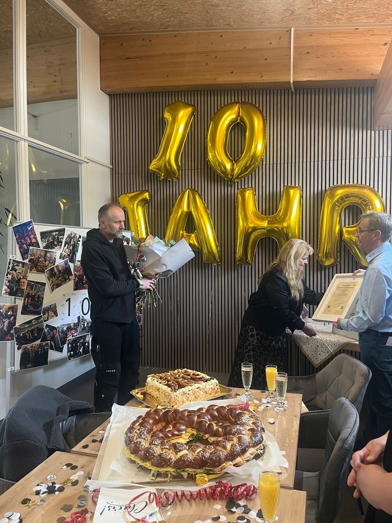 Übergabe der Ehrenurkunde zum 10-jährigen Mitarbeiterjubiläum bei ADV PAX Lutec