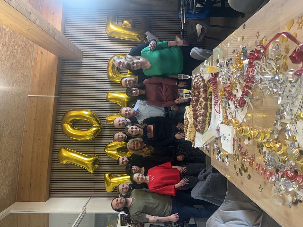 Gesamtes Team von ADV PAX Lutec beim gemeinsamen Frühstück zum 10-jährigen Betriebsjubiläum