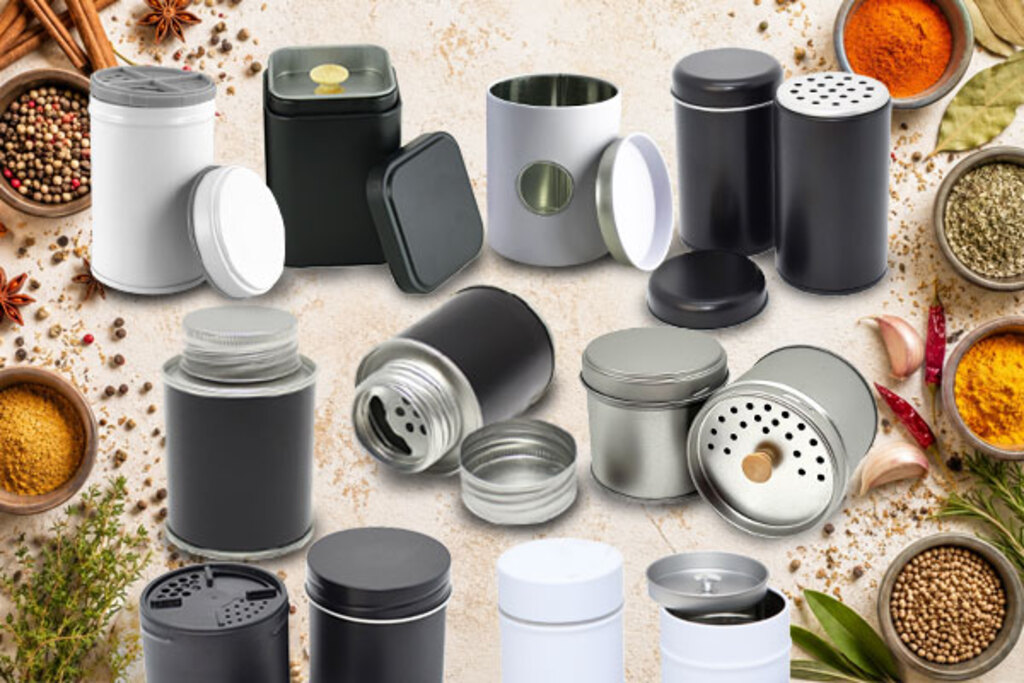 Collage mit verschiedenen Gewürzdosen, Kräuterdosen und Metallverpackungen von ADV PAX Lutec, dekoriert mit frischen Kräutern und Gewürzen für BBQ, Sommeraktionen und Fußball-WM Promotions.