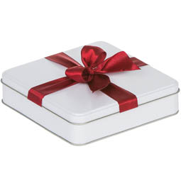 Geschenkverpackung; flache, quadratische Stülpdeckeldose  aus Weißblech. Weiß, mit rotem aufgedrucktem Geschenkband.