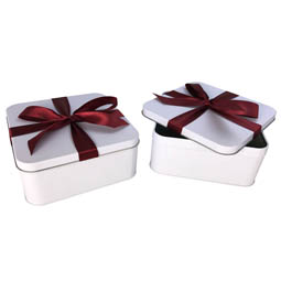 Gebäckdosen: Geschenkverpackung aus Blech; quadratische Stülpdeckeldose aus Weißblech. Weiß, mit aufgedrucktem rotem Geschenkband.