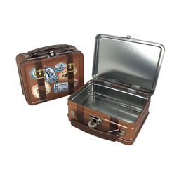 Unsere Produkte: Brotdose, Sch7uldose in Form eines Reisekoffers mit Aufkleber-Motiven. Ansicht geschlossen stehend und geöffnet, als aufgeklappter Koffer