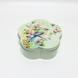 Unsere Produkte: Korbdose mit Frühlingsmotiv und Singvogel als Geschenkverpackung für Ostern. Stülpdeckeldose in Blütenform aus Weißblech. Draufsicht auf Deckel