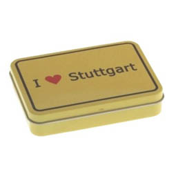 I love Stuttgart; rechteckige Scharnierdeckeldose, gelb, bedruckt im Ortsschild-Design, aus Weißblech.
